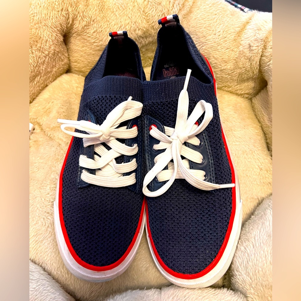 Womens sz 7.5 Tommy Hilfiger sneakers!!  Excellent
